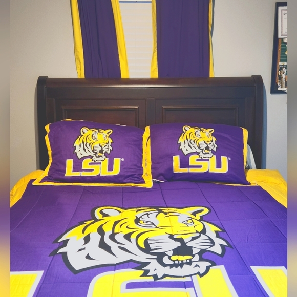 Bedding and curtains full size comforter thread count 200. Curtains and pillow - Picture 1 of 4